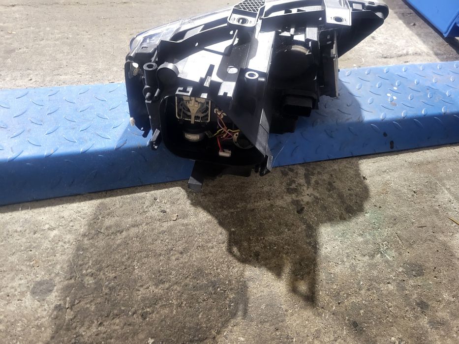 Ляв фар за Audi Q3