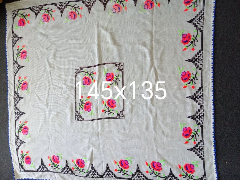 Fețe de masa cusute la mâna