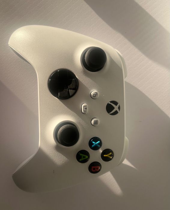 Xbox series S alb cu o maneta