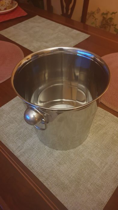 Съд за охлаждане бутилка вино ,шампанско.