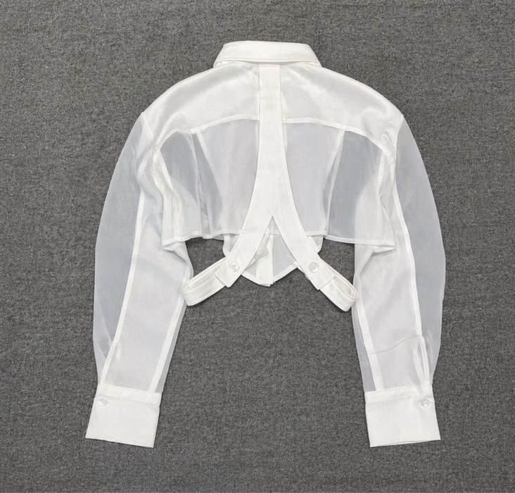 Бяла риза с ефектен дизайн