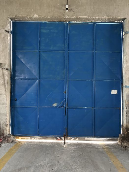 Масивна индустриална врата