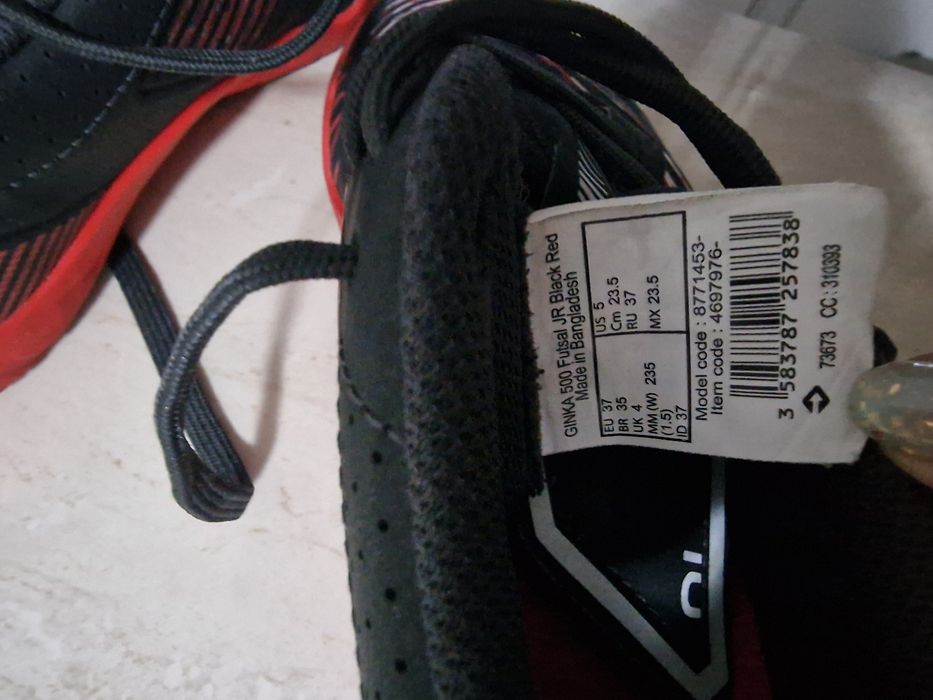 Adidasi pentru fotbal in sala