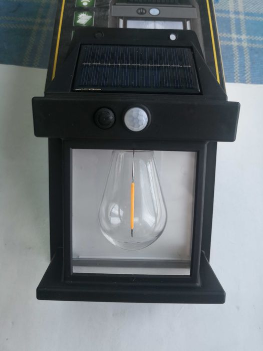 Lampa solara cu senzor de miscare