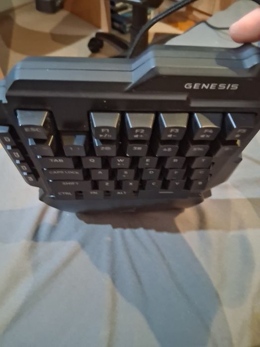 Продавам клавиатура Genesis