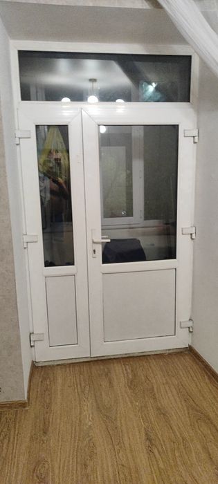 Продам пластиковую дверь. И окно