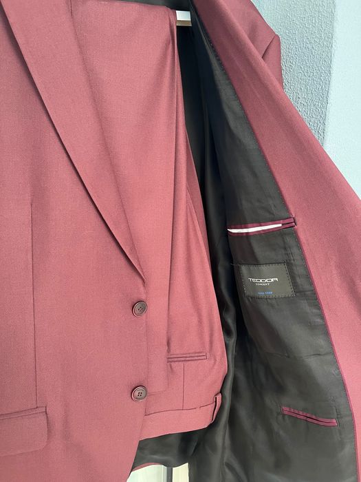 Продавам два мъжки костюма в отлично състояние-носени по веднъж,без забележки.