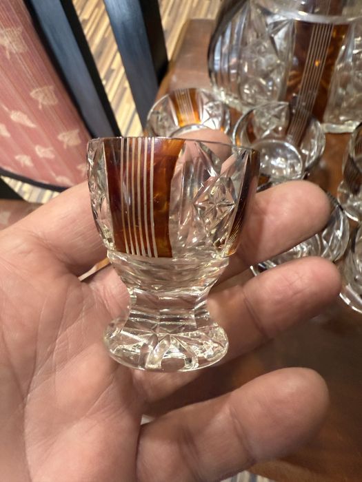 стара кристална гарафа с 6 чашки за ликъор