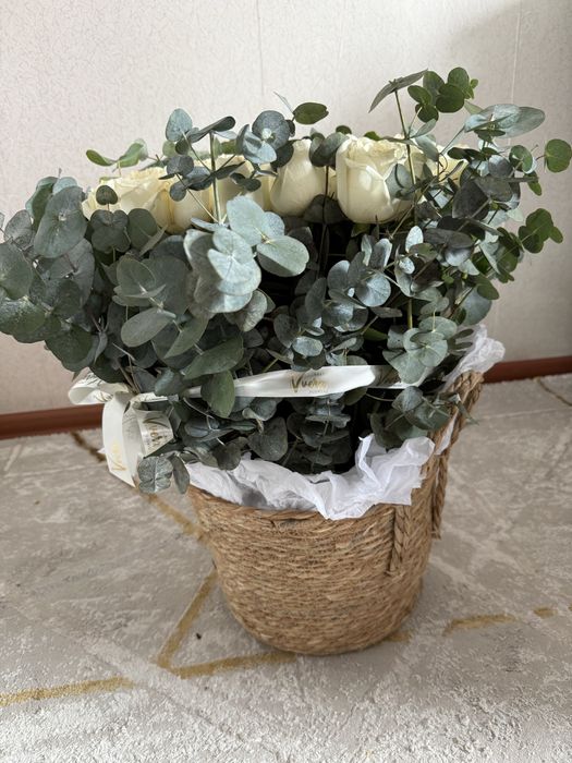 Розы белые. Вчерашние. С большой корзиной.