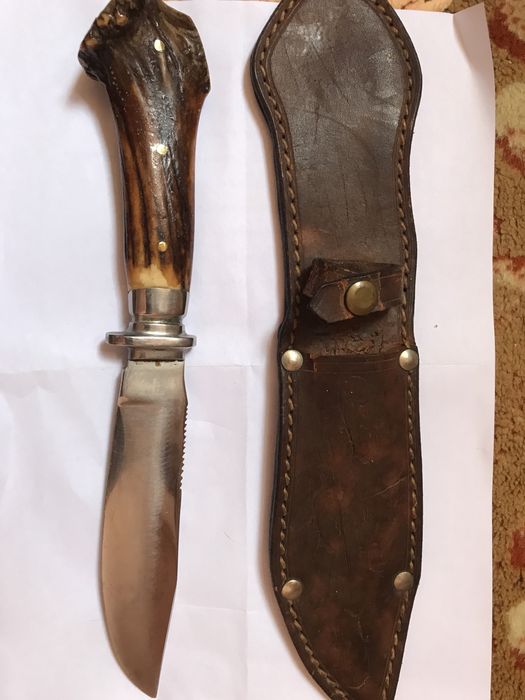 Cutit de vanatoare cu maner de corn de cerb.