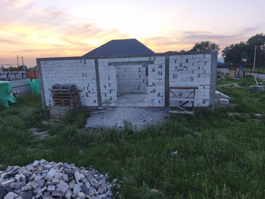 Продам участок с недостроенный дом