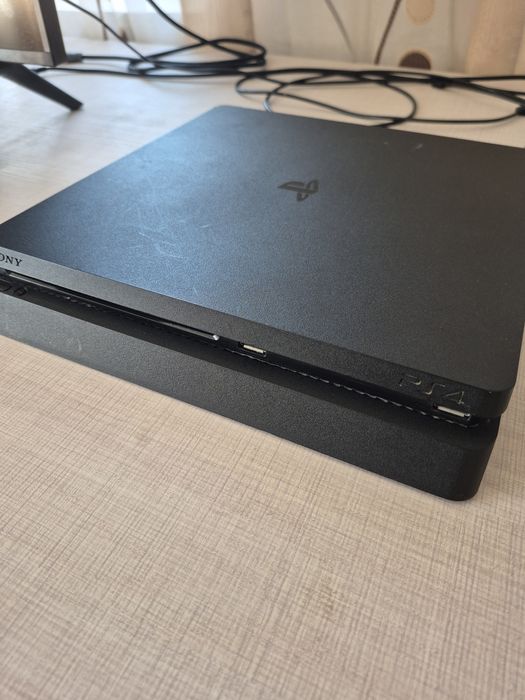 PS4 Slim,de 1TB,folosit
