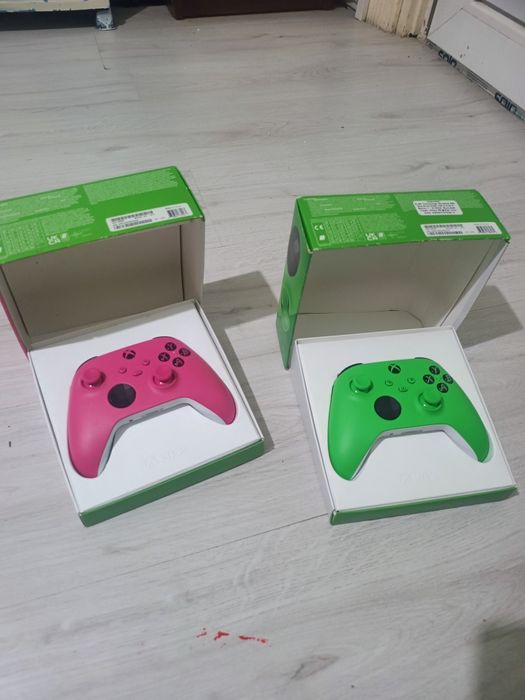 Vând 2 controllere Xbox IN GARANTIE NEFOLOSITE Verde și Roz