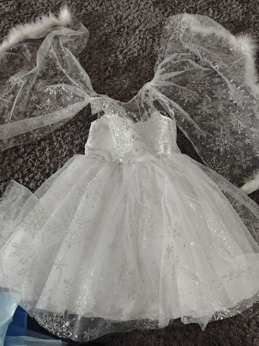 Продам нарядное платье на девочку