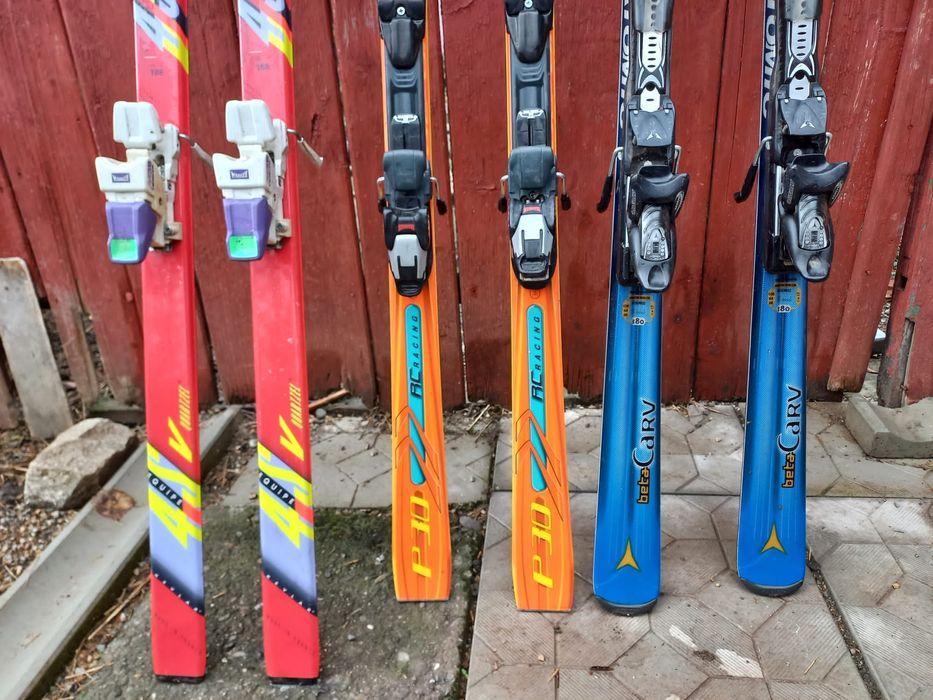 Vând 3 perechi de schiuri