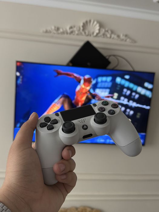 PlayStation 4 Pro 1TB + 3 геймпада