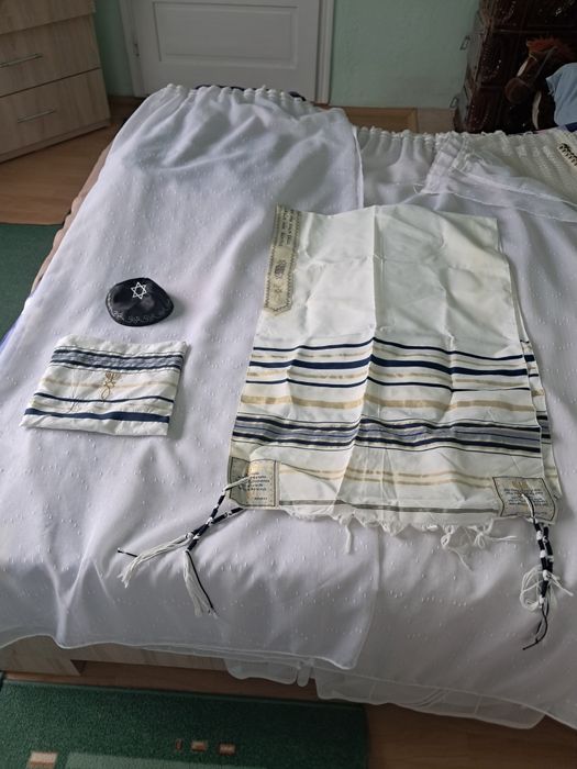 Vând tallit(șal de rugăciune evreiesc), original, purtat foarte puțin.