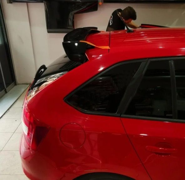 Eleron universal DTM Kanat Mini negru lucios Skoda Rapid