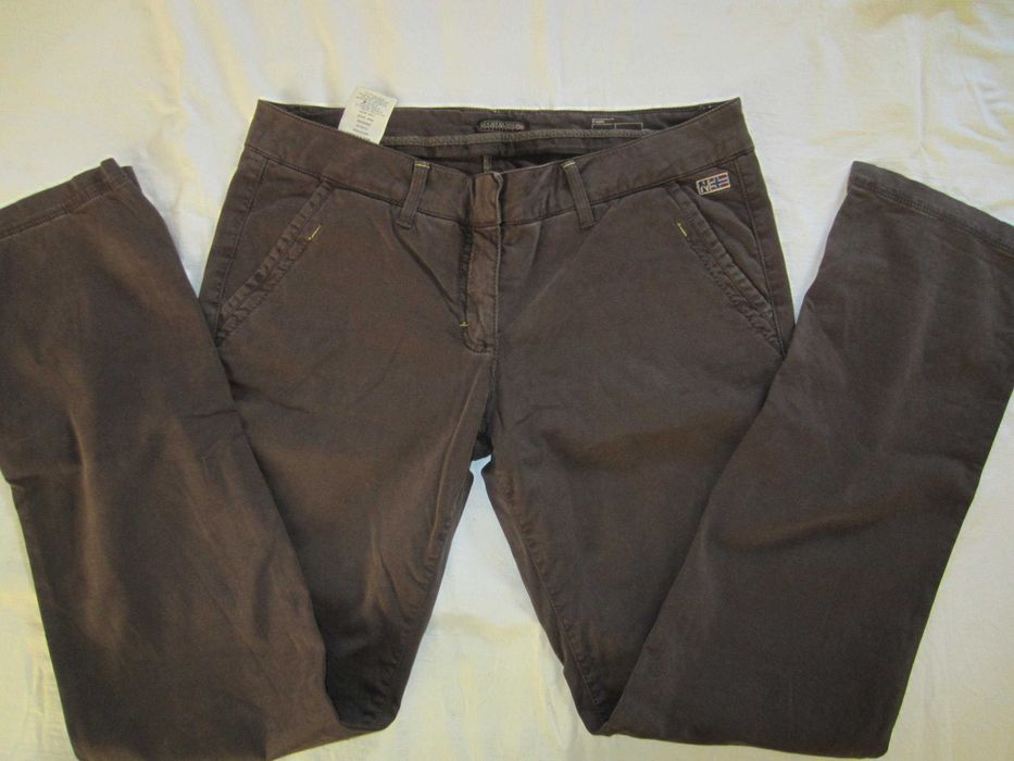 Pantalon dama Napapijri, masura 48, culoare maro, croiala dreapta, fermoar, material 97%BBC+3%Elasthan stare f.buna