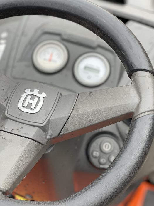 Tractoras de tuns iarba Husqvarna Profi