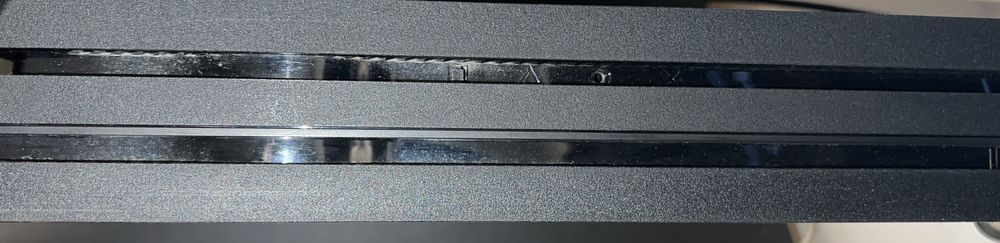 Ps 4 Pro 1TB + 2 controllere