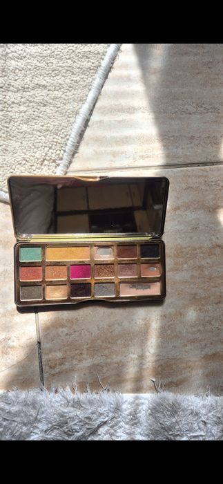 Предлагам палитра  на фирмата Too faced! Не я използвам и затова я продавам ! Вижда се  на снимките кои цветове са използвани! Пишете ми на лс !