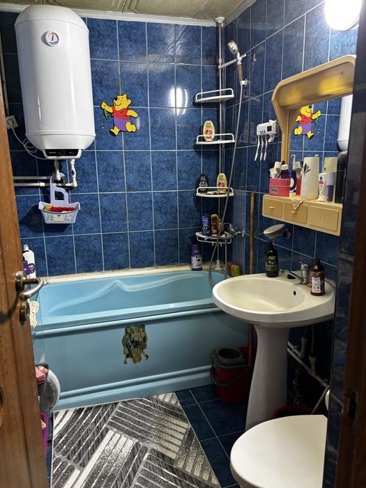 Vând apartament cu 2 camere, complet mobilat și utilat, gata de mutat. Apartamentul este potrivit pentru locuit și se vinde împreună cu mobila.