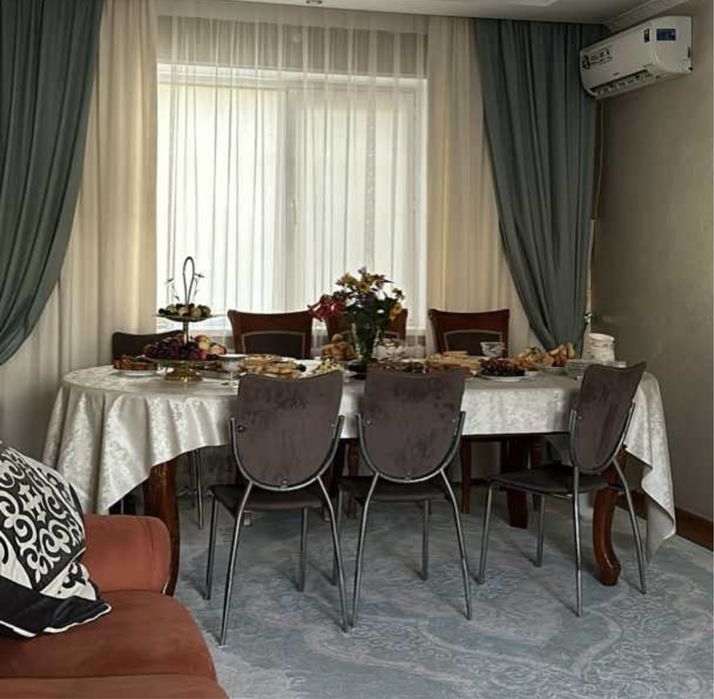 Стол для приема гостей