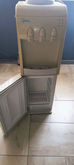 Диспансер за вода Midea