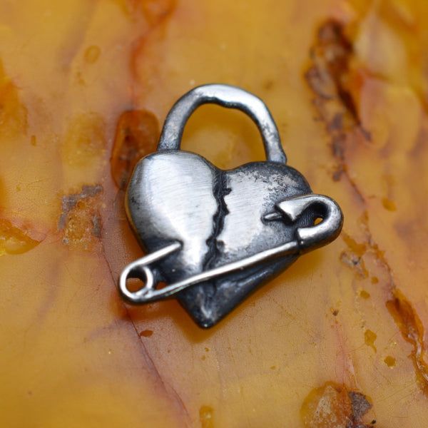 Сребърен медальон 925 „Разбито сърце“ – талисман на изцелението