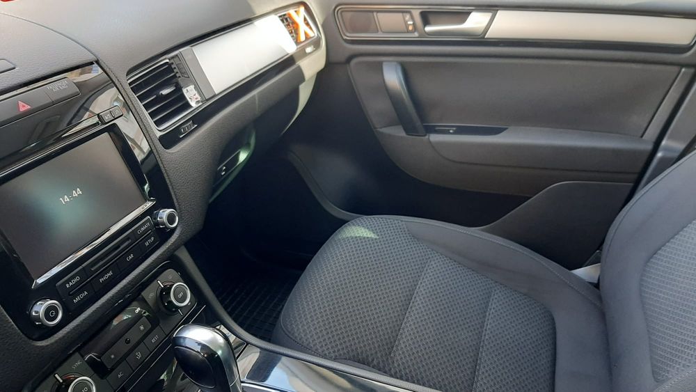Vând Volkswagen Touareg