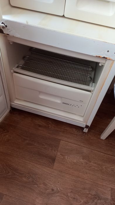 Срочно холодильник Snaige