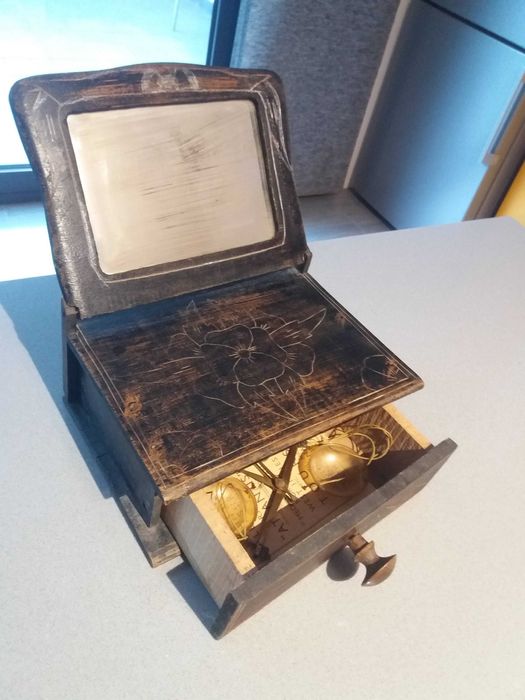 Тоалетка 1920 г, сребърно огледало и медицинска везна 15гр. с пинцети