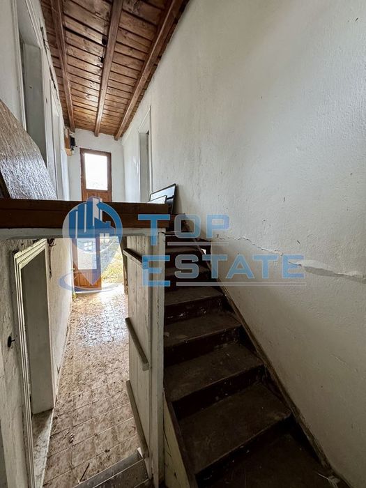 Двуетажна тухлена къща с допълнителни постройки и голям двор в село К