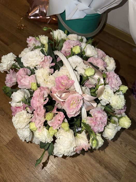 Красивые цветы в корзине