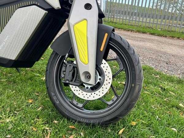 Продава се електрически мотоциклет Naxeon