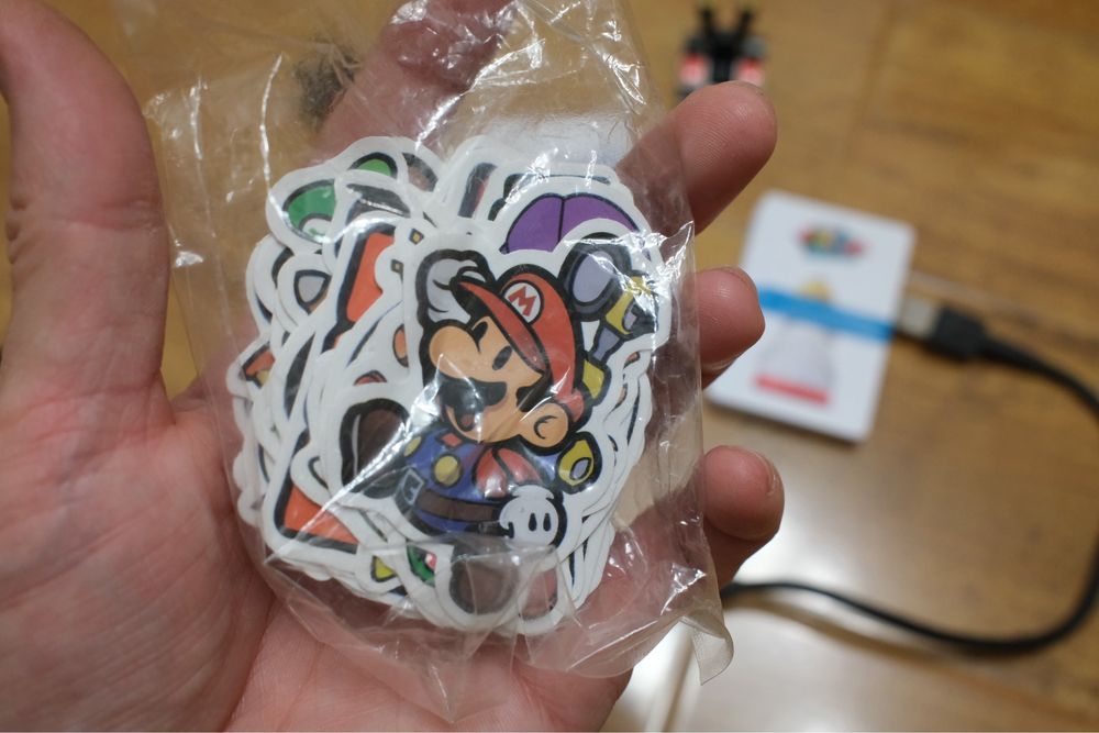 Продам конроллер Nintendo Switch + док-станция + карточки амибо