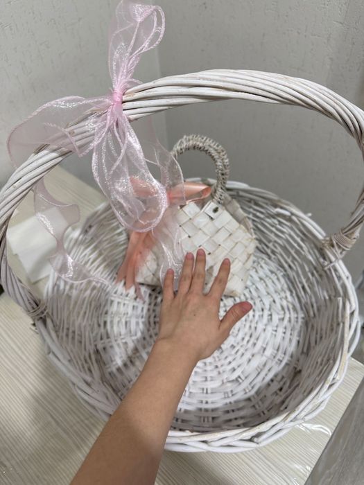 продается корзина и пустая коробка