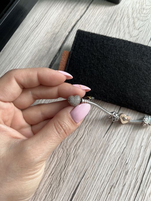 Гривна Pandora с 5 талисманчета