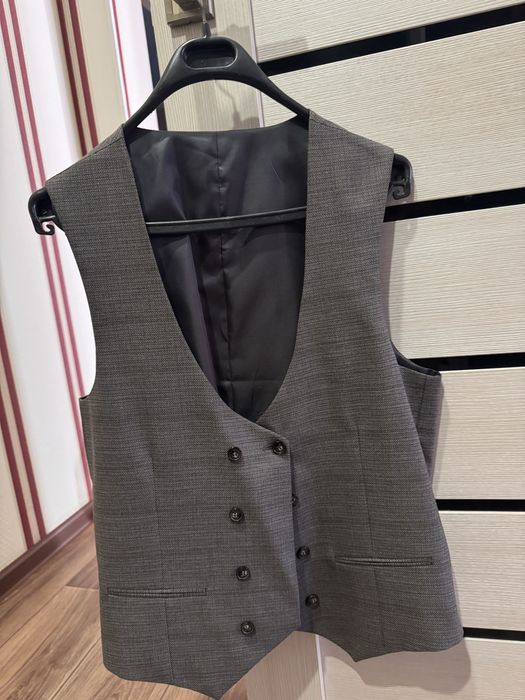 Серый костюм тройка