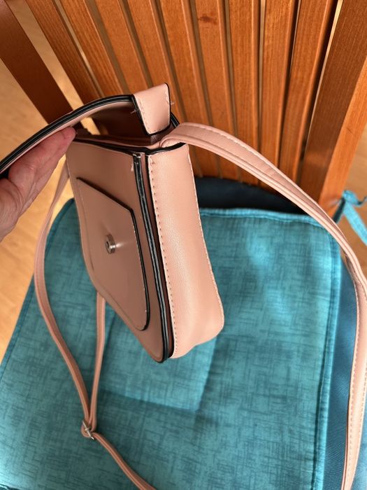 Дамска кожена чанта за рамо розова с дълга дръжка