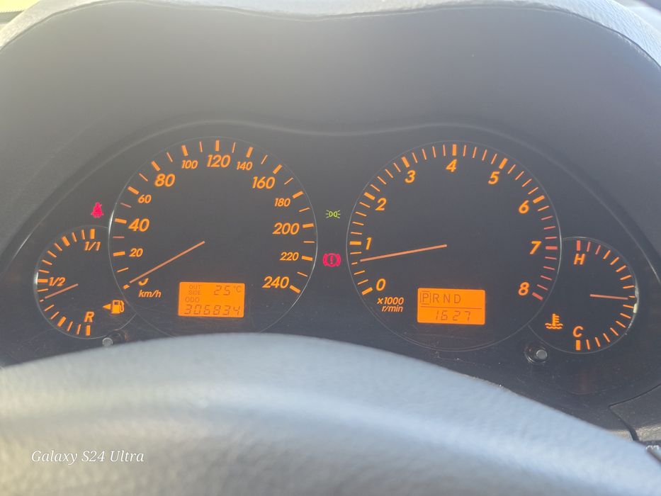 Продавам личния си автомобил Toyota Avensis T 25 2004 автомат