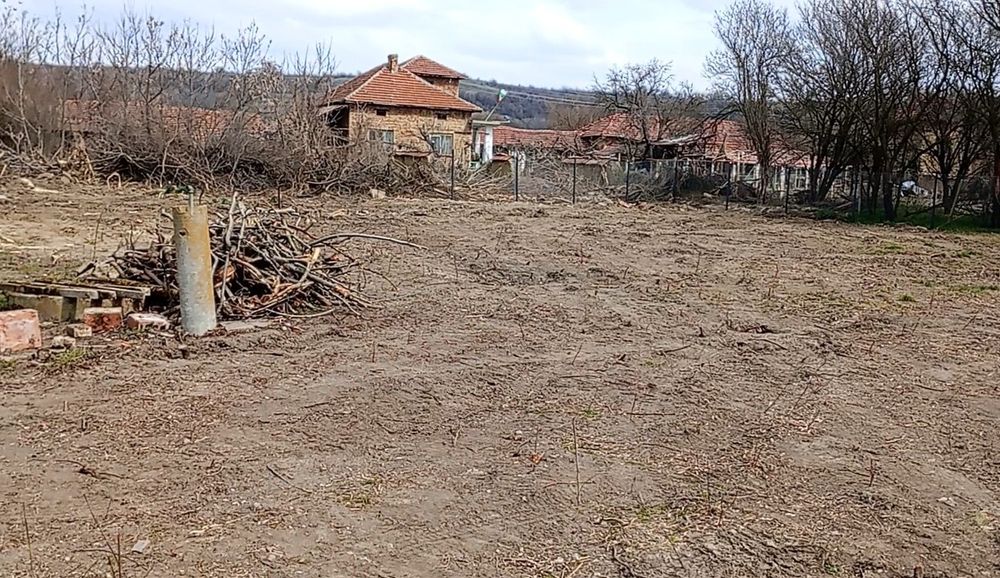 Продавам къща с двор в село Варана , община Левски .
