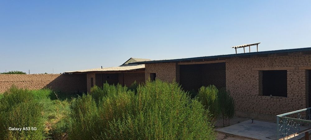 Uy sotiladi 8 sotx 2 xonali uyi bor