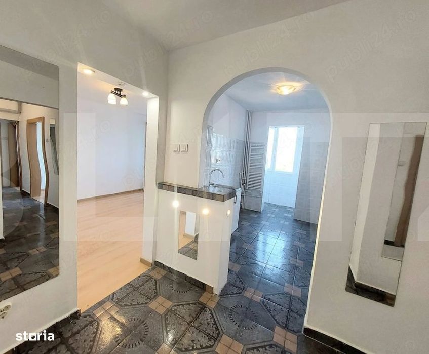 Apartament trei camere, 70 mp, zona Sagului