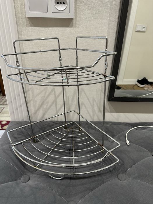 Полки для ванны в хорошем состоянии