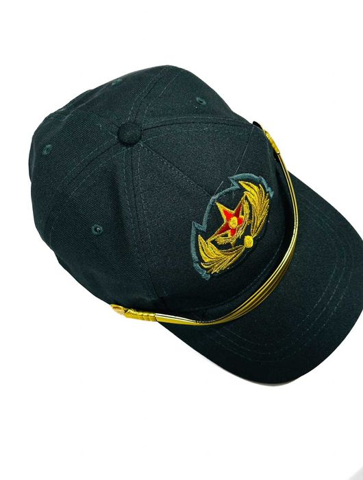 Кепка военная с регулируемым фиксатором.