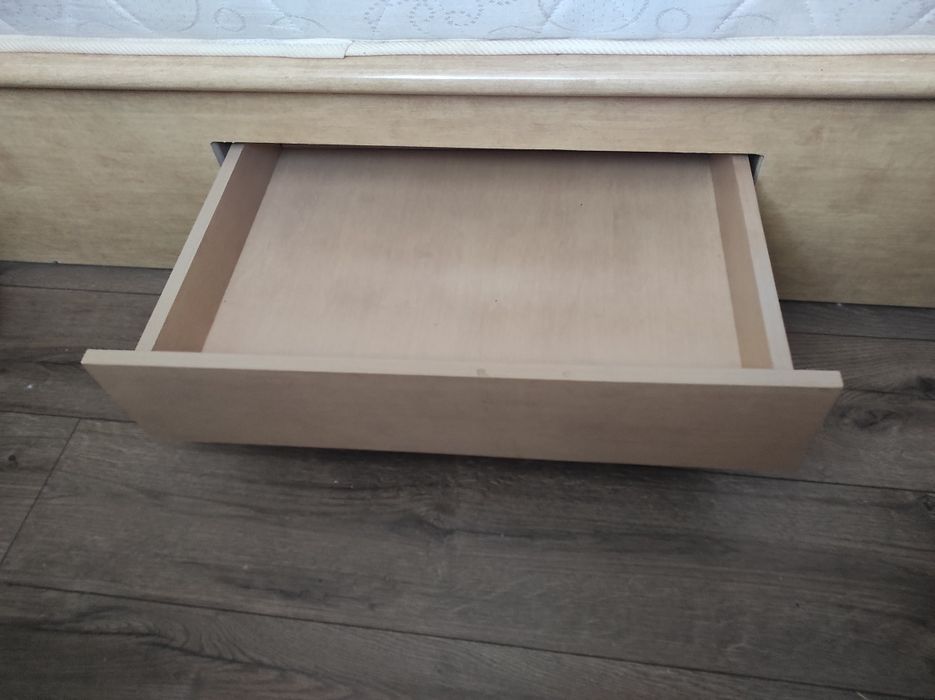 Кровать и тумбочки