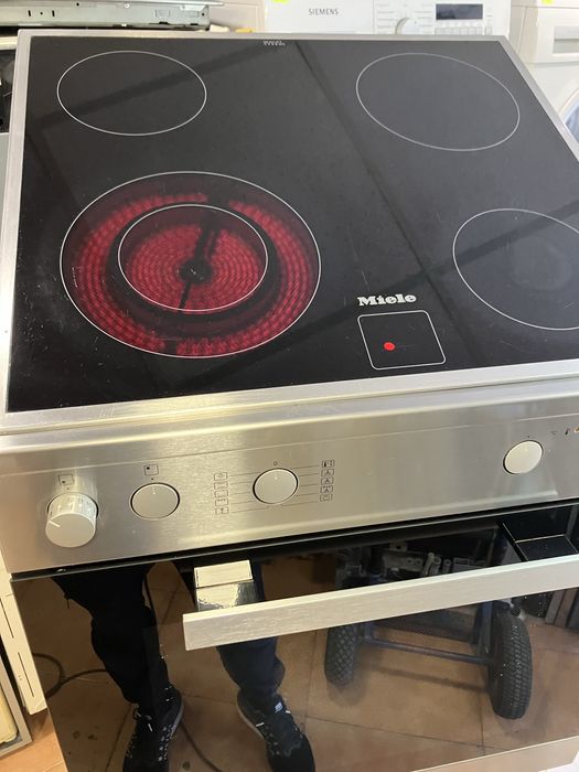 Фурна с керамичен плот MIELE