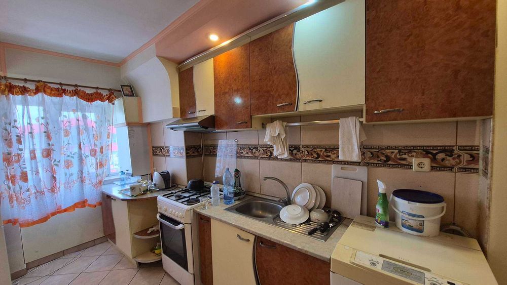 Apartament 3 camere la cheie in Onesti, zona de jos , 0757//678//898 .